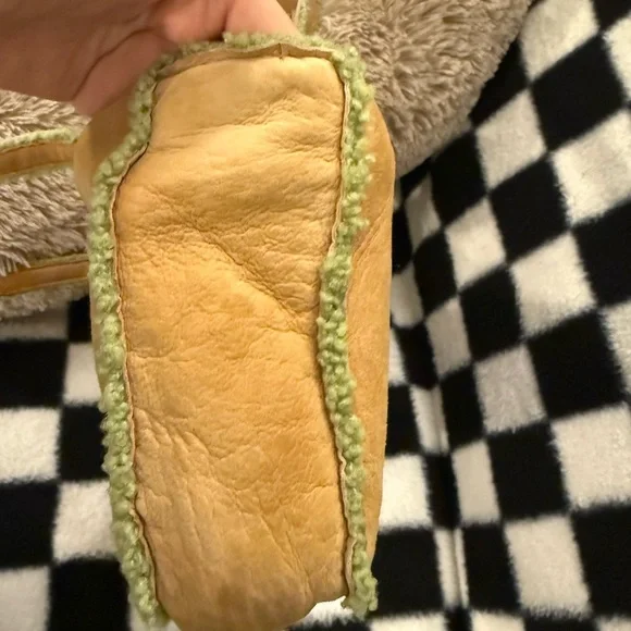 CHANEL Tan and Green Leather Tote - Picture 6 of 9